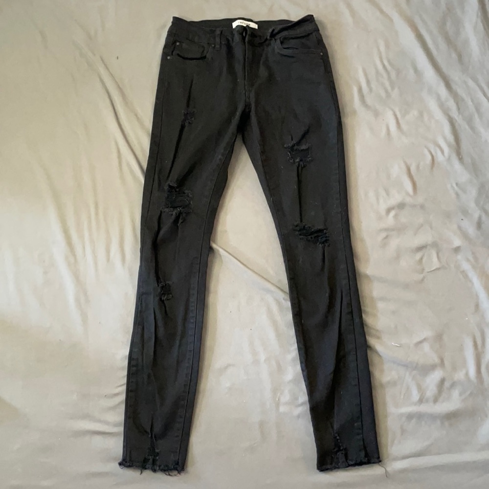 Clearance $7 Refuge size 4 distressed black skinny jeans